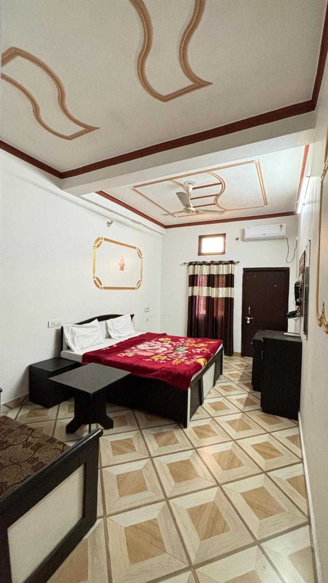 Sattva Cafe And Motel Rishikesh Exterior photo